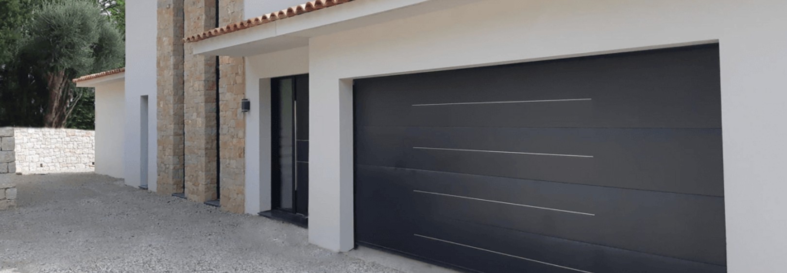 Porte de garage sectionnelle et voiture garée