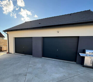 Double porte de garage grise
