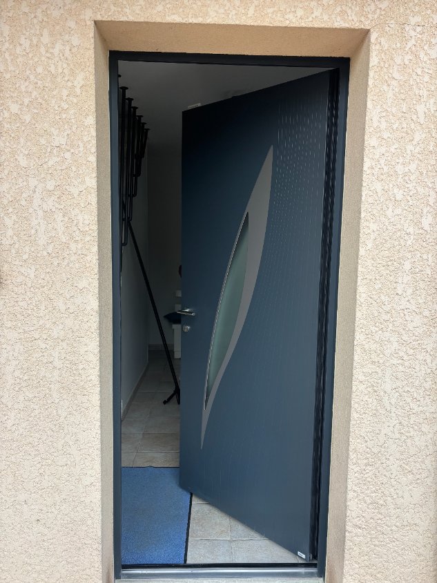 Porte-fenêtre, porte d'entrée et volets battants  - vue 3